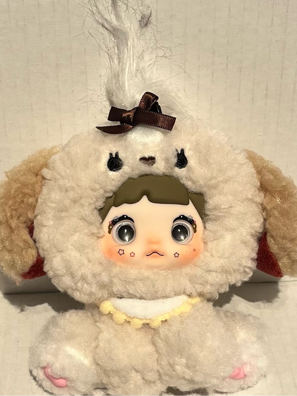 Blind box Nommi Plush Charm “Latte Woof-Woof“ from the series Sitting Zoo.
